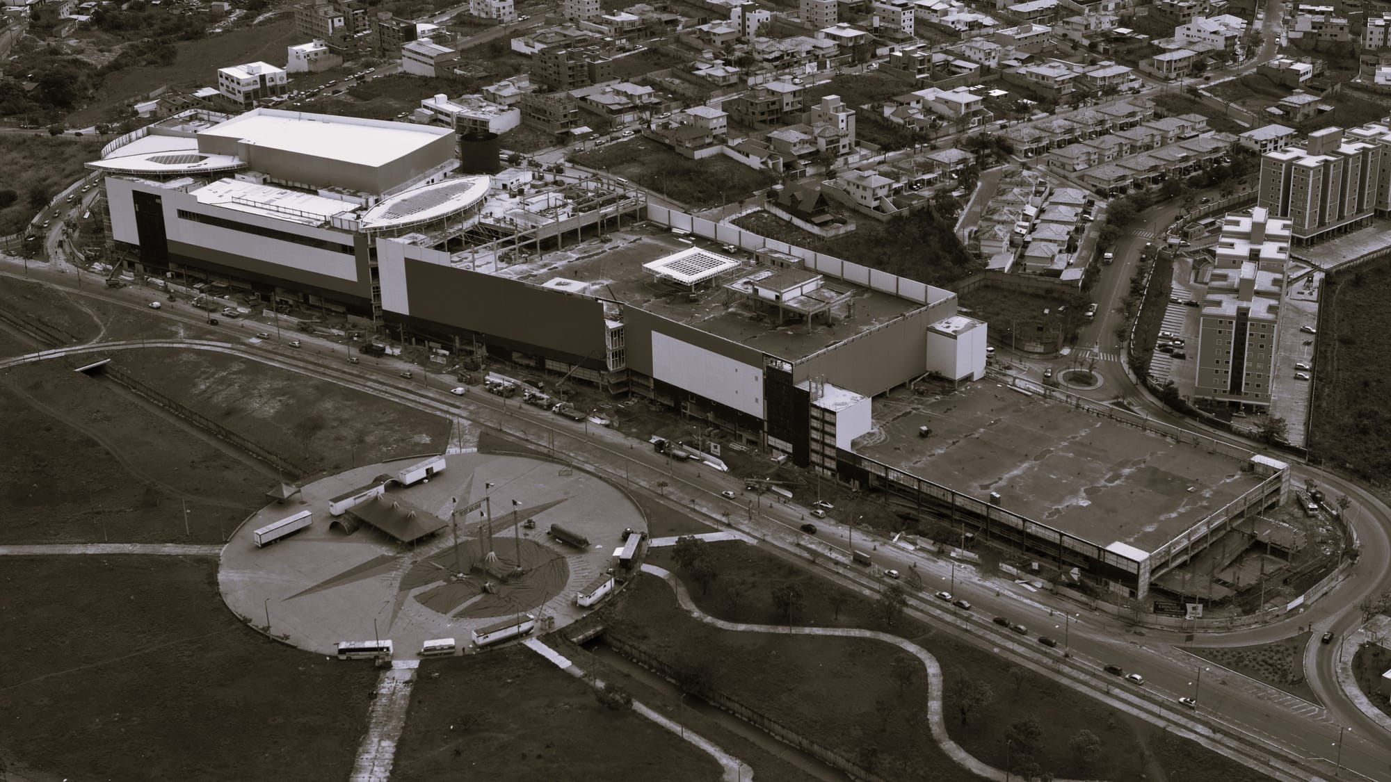 Vista aérea da obra do Shopping Contagem