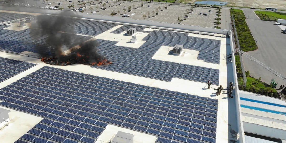 Combate a incêndio em placas solares