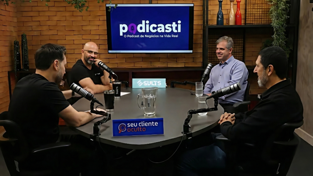 Gravação do podcast Podicasti com Sérgio Salles, Marcelo Sena, Antônio Aleixo e Lucien Newton em estúdio.