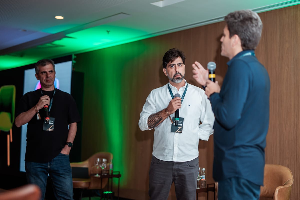 Painel do Mastermind Obras Milionárias com a participação de Sérgio Salles, Hugo Matos e Matheus Emerich.