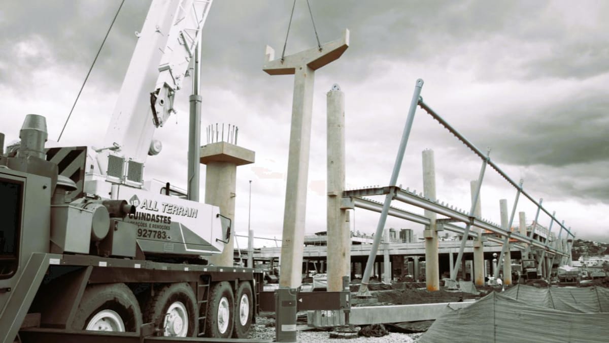 Montagem de estrutura pré-moldada em concreto e estrutura metálica na obra Estação BRT/Move São Gabriel