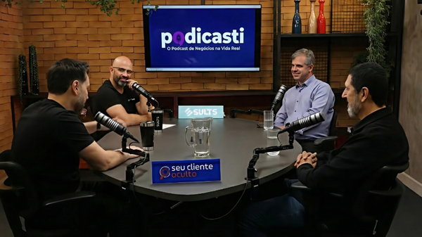 Gravação do podcast Podicasti com Sérgio Salles, Marcelo Sena, Antônio Aleixo e Lucien Newton em estúdio.
