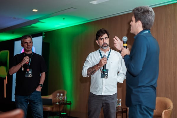 Painel do Mastermind Obras Milionárias com a participação de Sérgio Salles, Hugo Matos e Matheus Emerich.